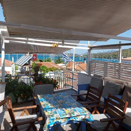 Nikos Rooms And Studios Poros Town Екстер'єр фото